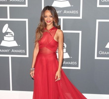 Czerwone sukienki gwiazd: Rihanna w sukni Azzedine Alaia na rozdaniu nagród Grammy 2013, fot. East News