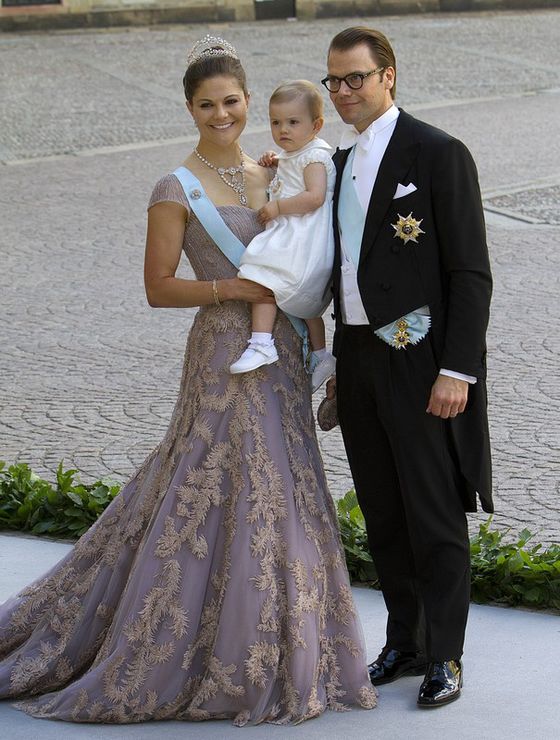 TOP 10 ELLE.pl: Szwedzka księżniczka Wiktoria (w sukni Fadi El Khoury), księżniczka Estelle oraz książę Daniel na ślubie księżniczki Madeleine, fot. East News