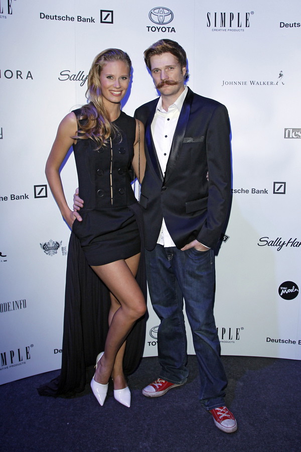 Gwiazdy na pokazie Simple: Julia Pietrucha (w sukni Simple) i Ian Dow, fot. Akpa