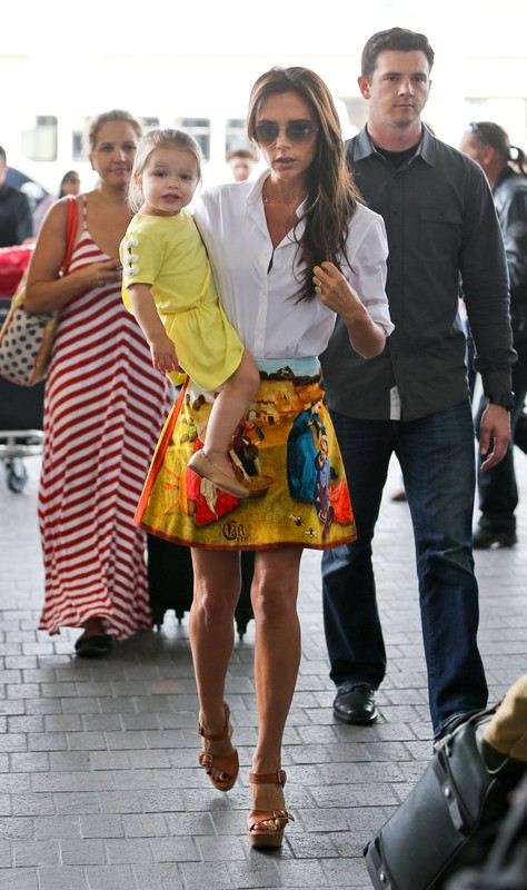 Gwiazdy prywatnie, najlepsze stylizacje w czerwcu: Victoria Beckham na lotnisku w Los Angeles, fot. East News