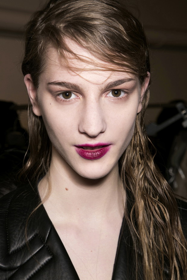 Wet look i rozmyta pomadka: backstage pokazu Marni