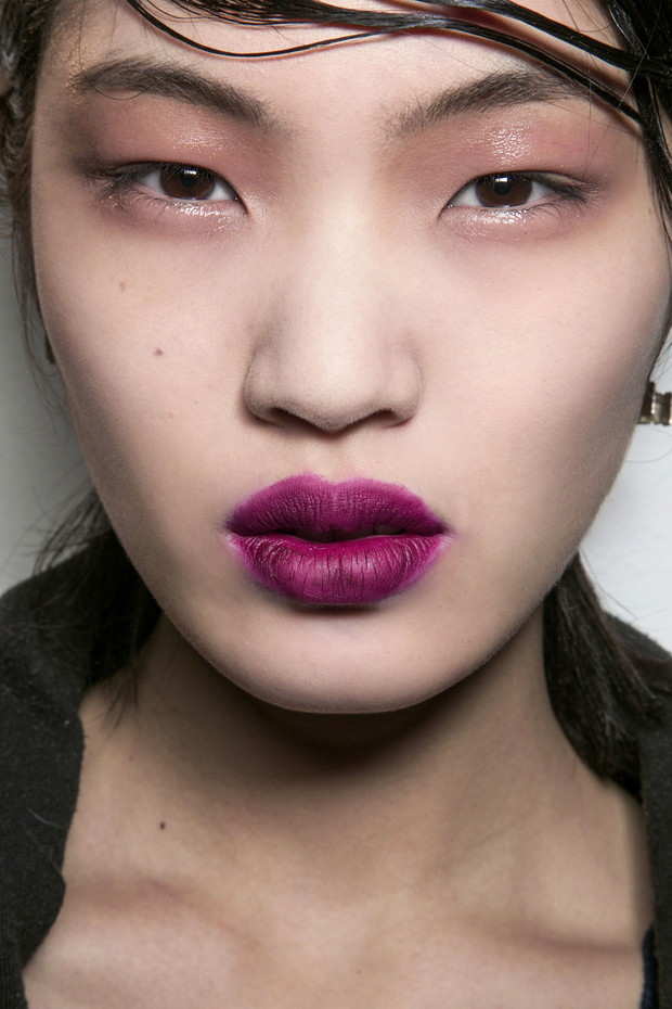 Wet look i rozmyta pomadka: backstage pokazu Marni