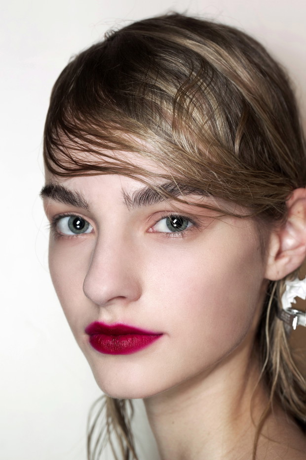 Wet look i rozmyta pomadka: backstage pokazu Marni