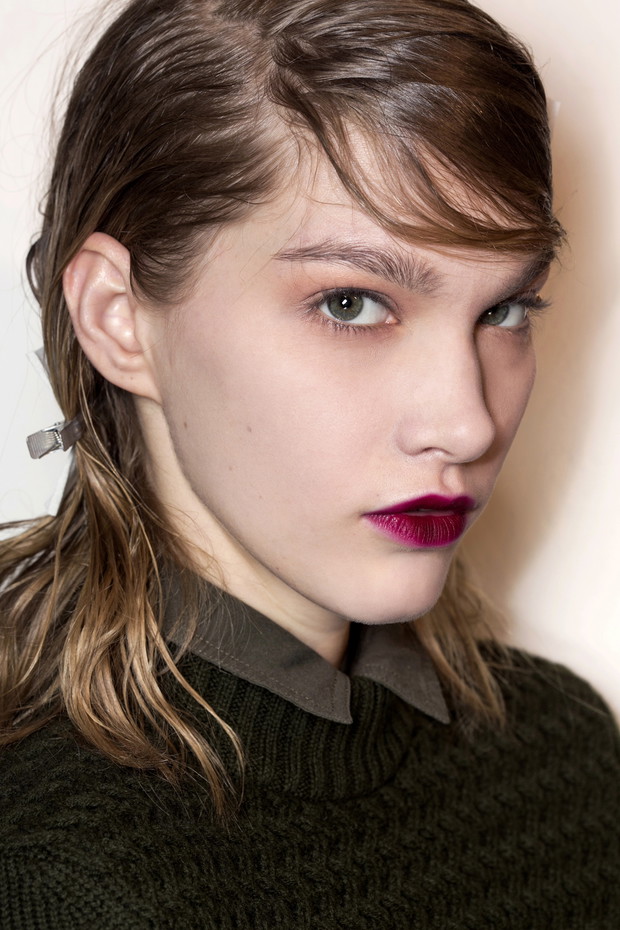 Wet look i rozmyta pomadka: backstage pokazu Marni