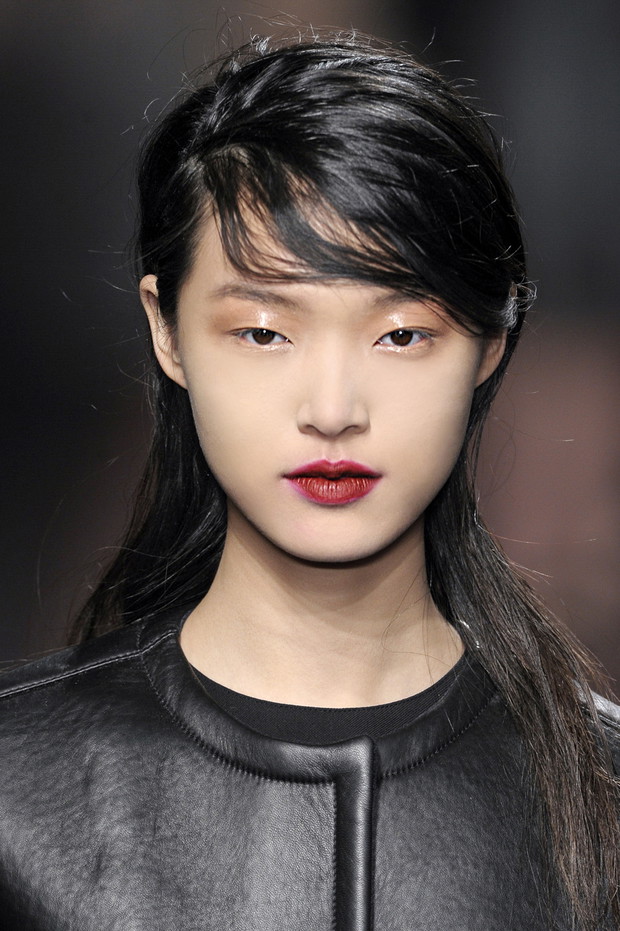 Wet look i rozmyta pomadka: backstage pokazu Marni