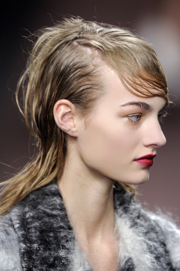 Wet look i rozmyta pomadka: backstage pokazu Marni