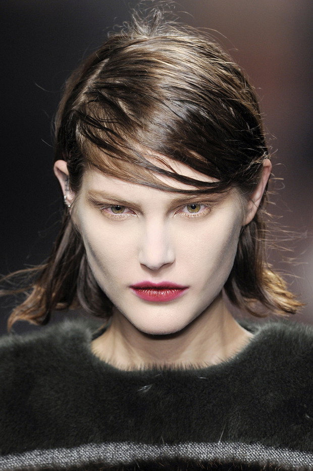 Wet look i rozmyta pomadka: backstage pokazu Marni