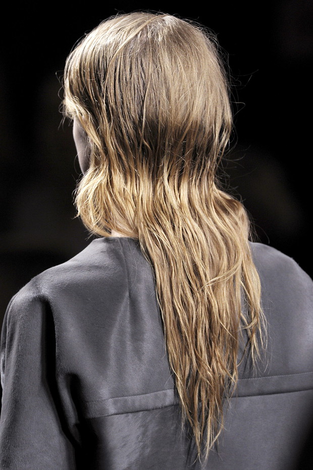 Wet look i rozmyta pomadka: backstage pokazu Marni
