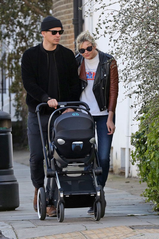 Znani tatusiowie na Dzień Ojca: Josh Hartnett i Tamsin Egerton na spacerze z córką , fot. East News