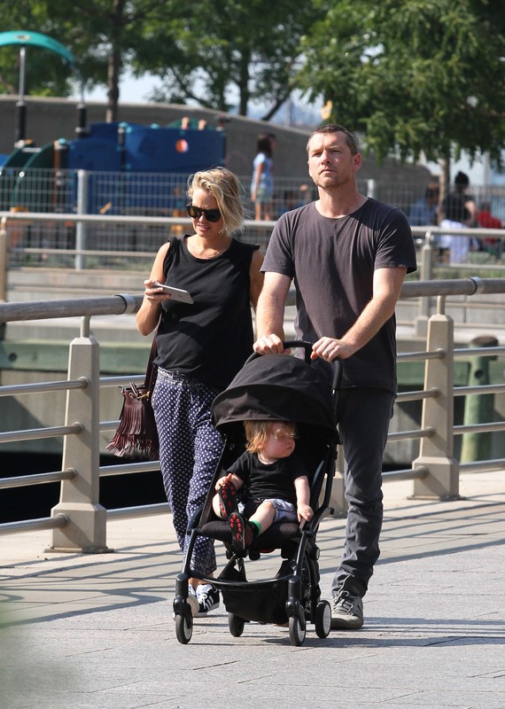 Znani tatusiowie na Dzień Ojca: Sam Worthington i Lara Bingle na spacerze z synem, fot. East News