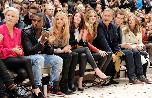 Ellie Goulding, Kayne West, Sienna Miller, Gemma Arterton, Rosie Huntington-Whiteley, Mario Testino Andy, Murray oraz Kim Sears na pokazie Burberry Prorsum Spring Summer 2012, fot. serwis prasowy