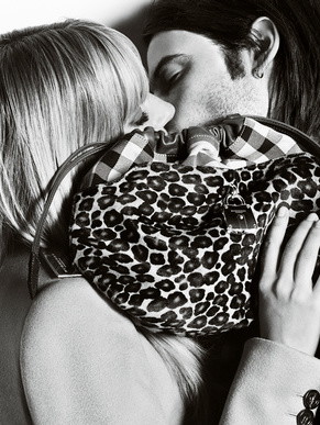 Sienna Miller i Tom Sturridge w kampanii Burberry, fot. © Copyright Burberry/Testino