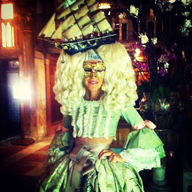 Anna Dello Russo na balu Un Ballo in Maschera Dolce & Gabbana, fot. Instagram