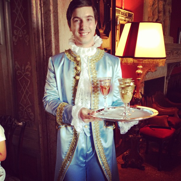 Historyczny strój kelnerów na Un Ballo in Maschera Dolce & Gabbana w Wenecji, fot. Instagram