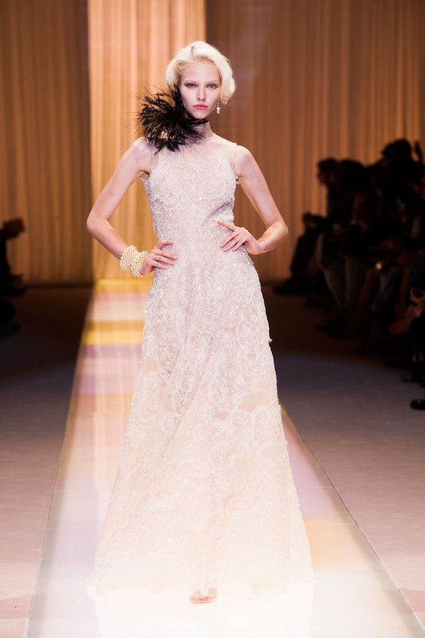 Suknie ślubne z pokazów haute couture: Armani Privé jesień-zima 2013/14, fot. Imaxtree