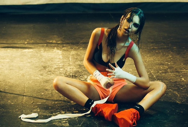 Emily Ratajkowski z Blurred Lines jako bokserka