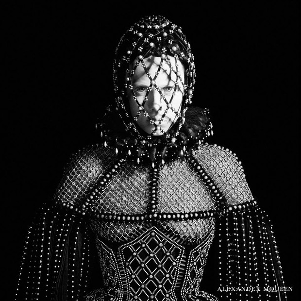 Epoka elżbietańska inspiracją dla marki Alexander McQueen