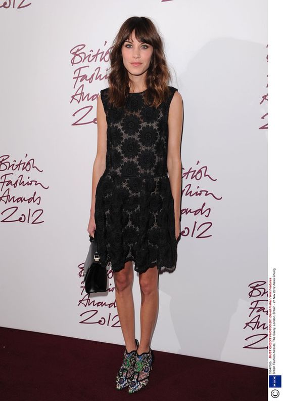 Czarne sukienki gwiazd: Alexa Chung w sukience Simone Rocha z na British Fashion Awards, fot. East News
