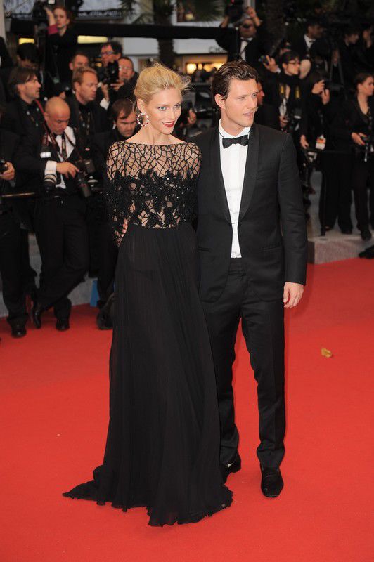 Czarne sukienki gwiazd: Anja Rubik i Sasha Knezevic na Festiwalu Filmowym w Cannes (fot. Piotr Wygoda/ East News)