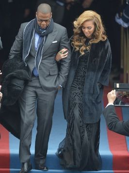 Czarne sukienki gwiazd: Beyoncé w sukni Emilio Pucci na ceremonii zaprzysiężenia Prezydenta USA, fot. East News