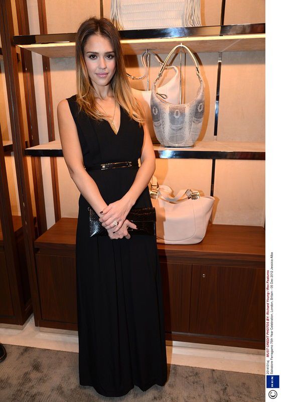 Czarne sukienki gwiazd: Jessica Alba na otwarciu londyńskiego butiku Salvatore Ferragamo, fot. East News