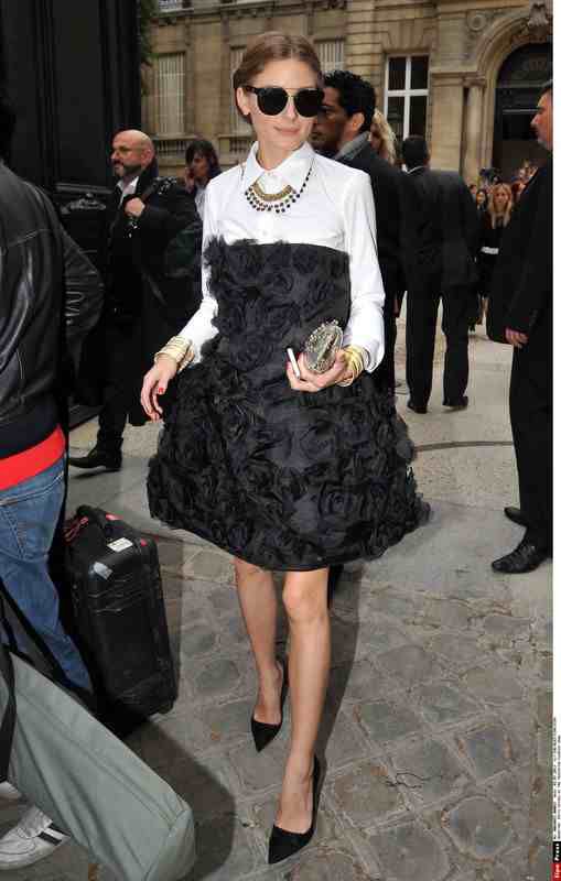 Czarne sukienki gwiazd: Olivia Palermo na pokazie Valentino, fot. East News