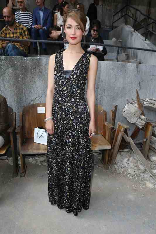 Czarne sukienki gwiazd: Rose Byrne na pokazie Chanel, fot. East News