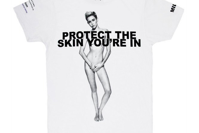 Miley Cyrus na t-shircie Protect The Skin You're In