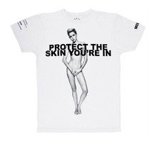 Miley Cyrus na t-shircie Protect The Skin You're In