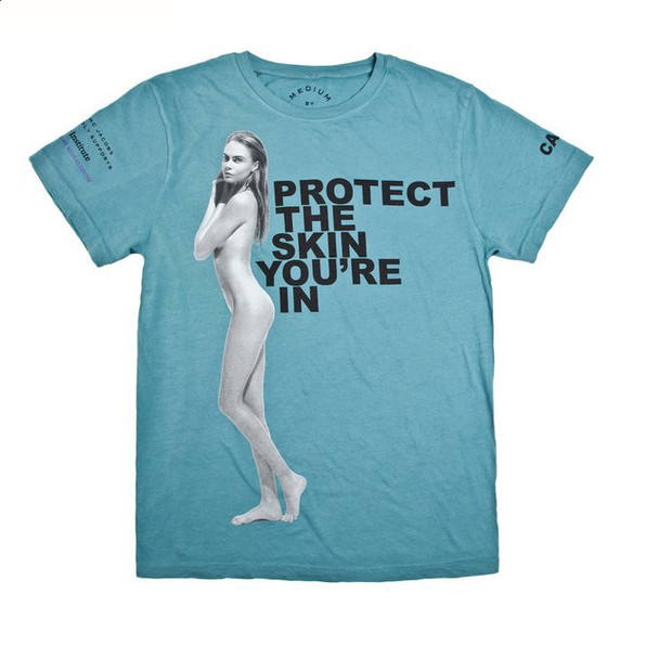 Cara Delevingne na t-shircie Protect The Skin You