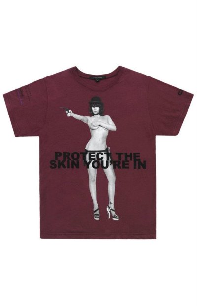 Carla Gugino na t-shircie Protect The Skin You
