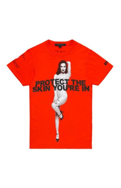 Dita Von Teese na t-shircie Protect The Skin You