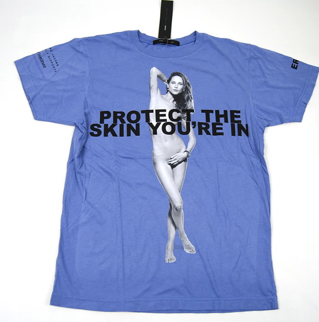 Erin Wasson na t-shircie Protect The Skin You