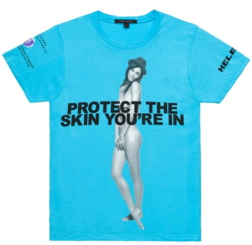 Helena Christensen na t-shircie Protect The Skin You