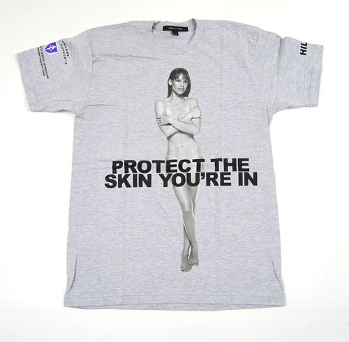Hilary Swank na t-shircie Protect The Skin You