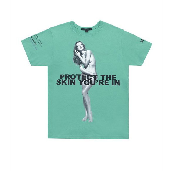 Milla Jovovich na t-shircie Protect The Skin You