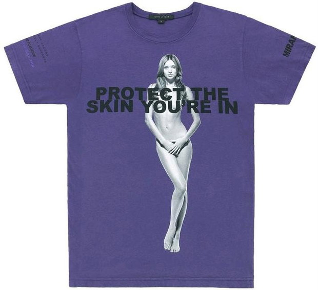 Miranda Kerr na t-shircie Protect The Skin You