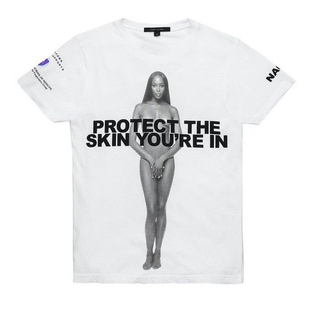 Naomi Campbell na t-shircie Protect The Skin You