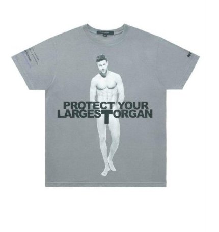 Noah Mills na t-shircie Protect The Skin You