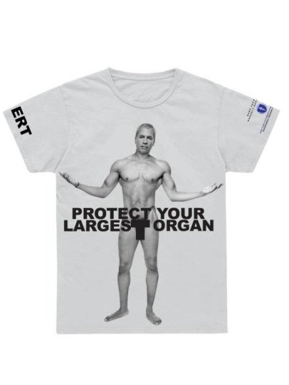 Robert Duffy na t-shircie Protect The Skin You