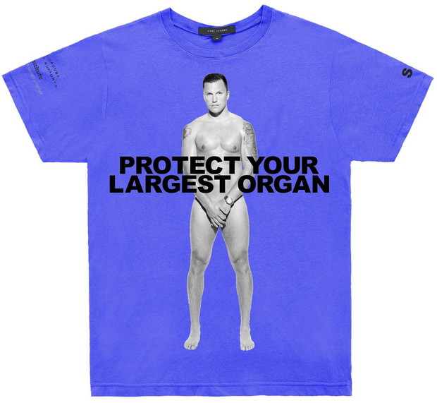 Sean Avery na t-shircie Protect The Skin You