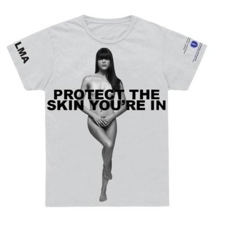 Selma Blair na t-shircie Protect The Skin You