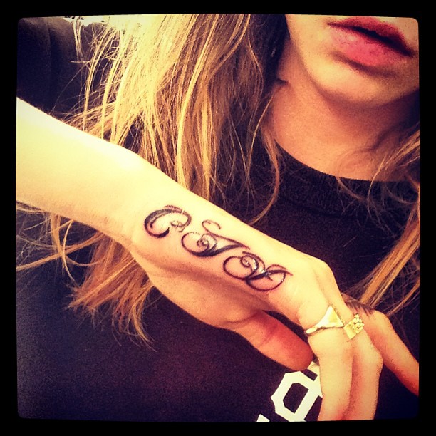 Tatuaże modelek: CJD = Cara Jocelyn Delevingne, fot. Instagram