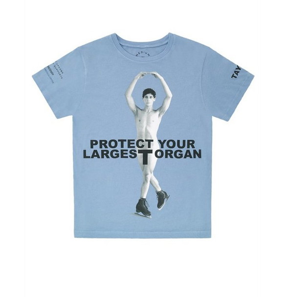 Taylor Toth na t-shircie Protect The Skin You