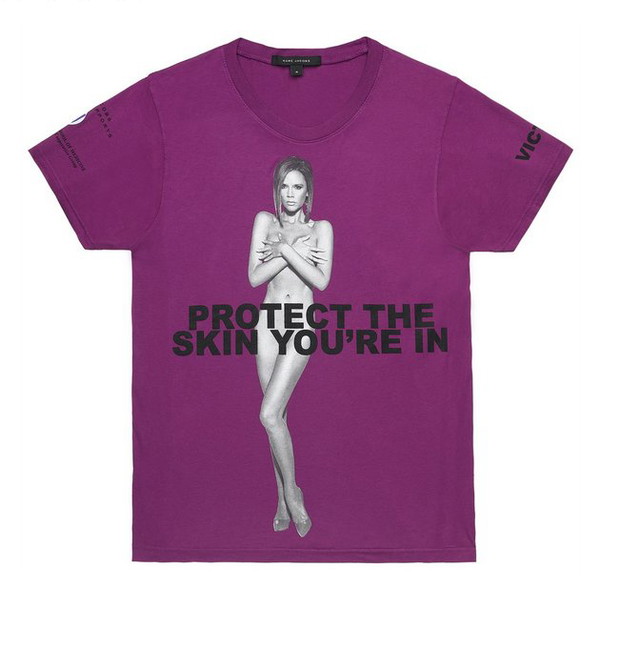 Victoria Beckham na t-shircie Protect The Skin You