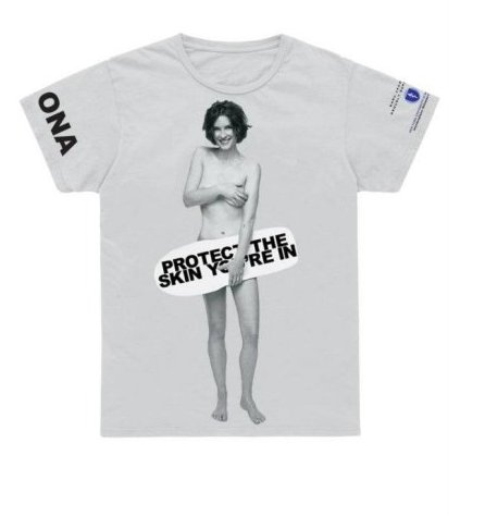 Winona Ryder na t-shircie Protect The Skin You