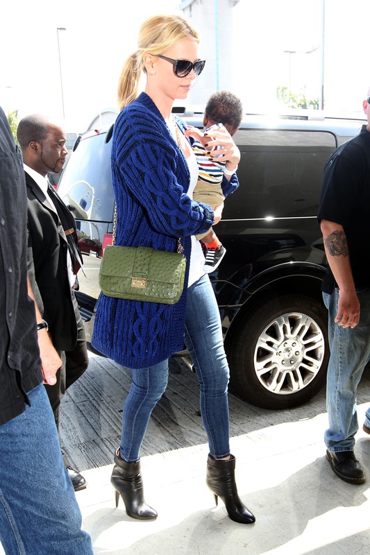 Charlize Theron na lotnisku w Los Angeles, fot. East News