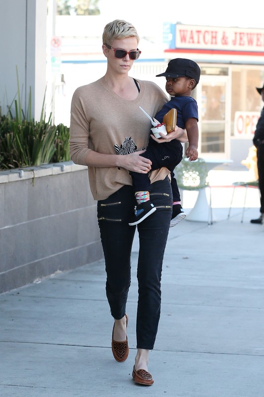 Charlize Theron (w swetrze Madewell) z synkiem Jakcsonem w West Hollywood, fot. East News