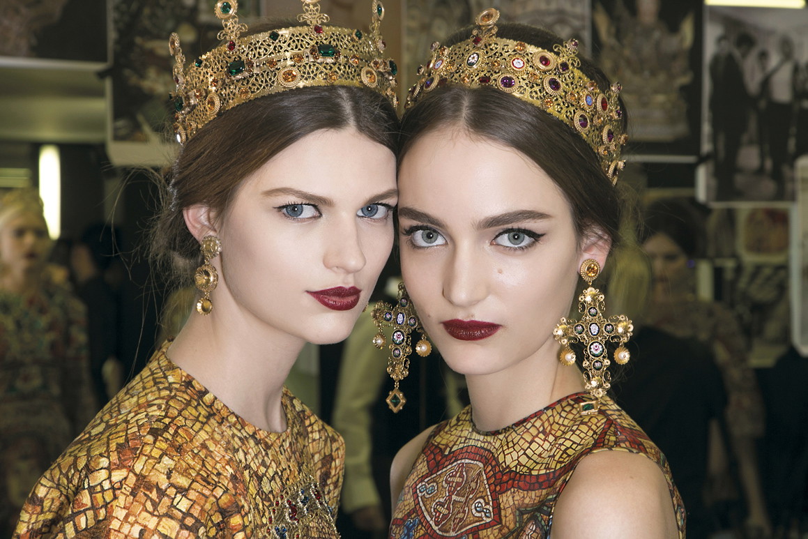 Bette Franke i Zuzanna Bijoch za kulisami pokazu Dolce & Gabbana FW13, fot. Imaxtree