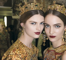 Bette Franke i Zuzanna Bijoch za kulisami pokazu Dolce & Gabbana FW13, fot. Imaxtree